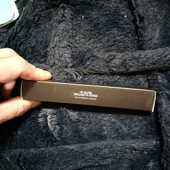 Laritzy Cosmetics Lip Gloss Curve - Picture 2 of 4